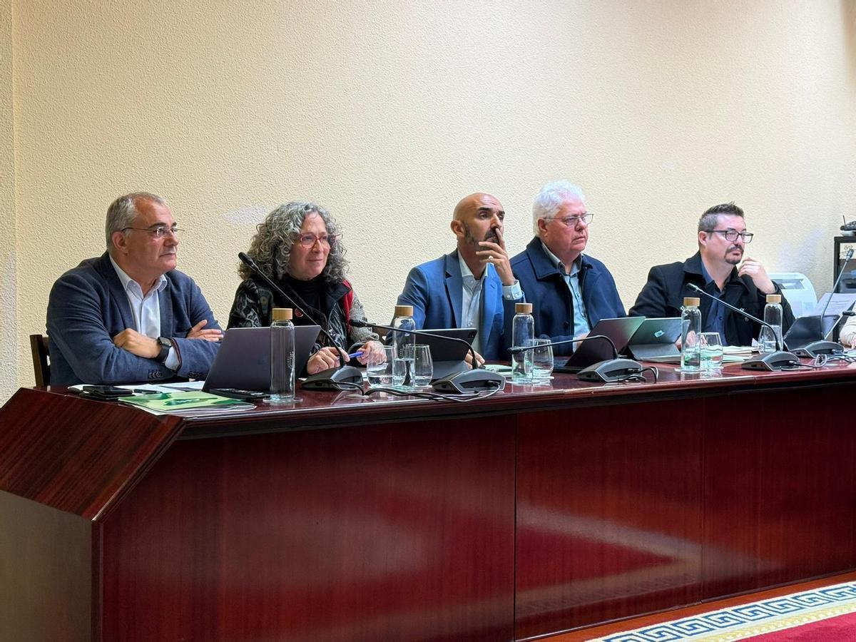 Panorámica de los miembros de la oposición, durante la sesión plenaria.