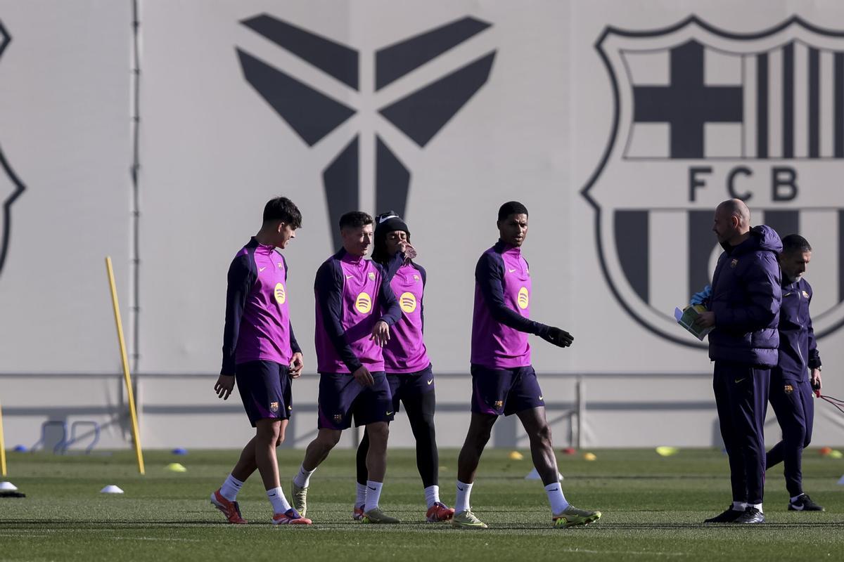 Marc Bernal, Robert Lewandowski, Jules Kounde y Marcus Rashford, en el entrenamiento de este viernes en la ciudad deportiva.