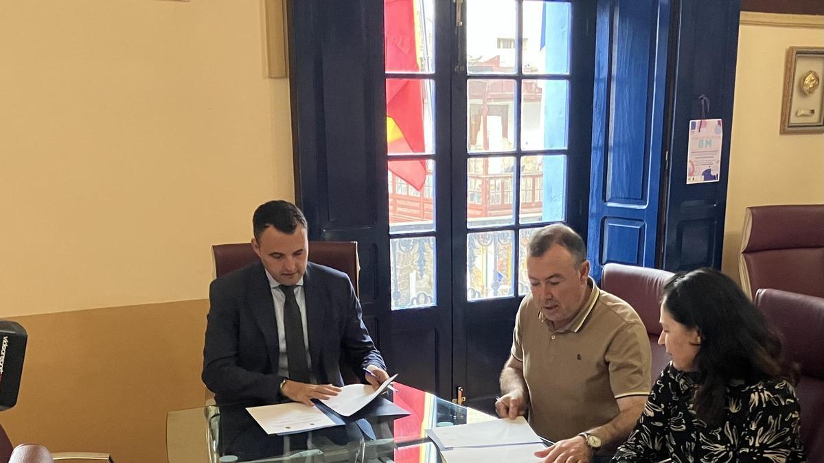 Por la izquierda, el consejero de Hacienda, Guillermo Peláez, y la viceconsejera de Justicia, Encarnación Vicente, con el alcalde, José Luis Trabanco, cuando se firmó el convenio de cesión de la parcela en 2024