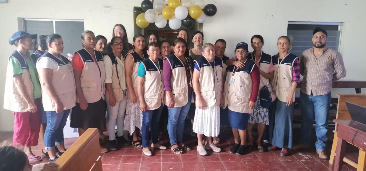 Del Río, con promotoras de salud hondureñas, que ayudan a llevar mensajes de salud a las comunidades de San Marcos de Colón