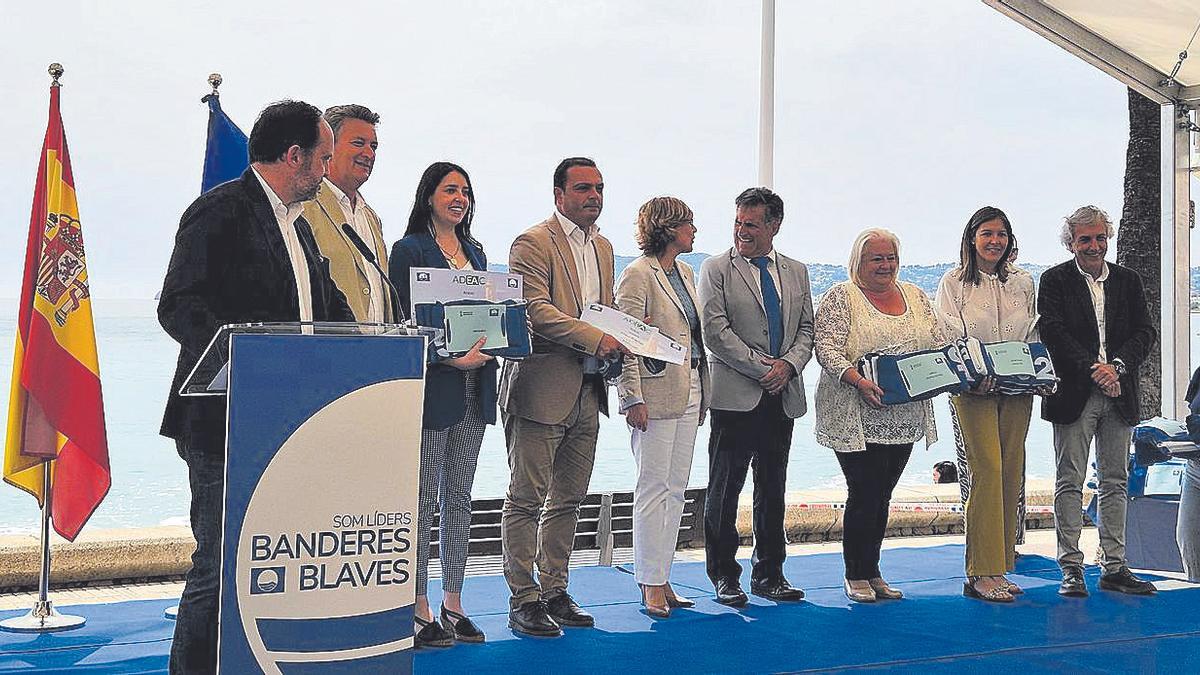 La alcaldesa de Orpesa, Araceli de Moya, y la concejala encargada de Playas, Isabel Moya, se trasladaron hasta Jávea para recibir los distintivos de las banderas azules