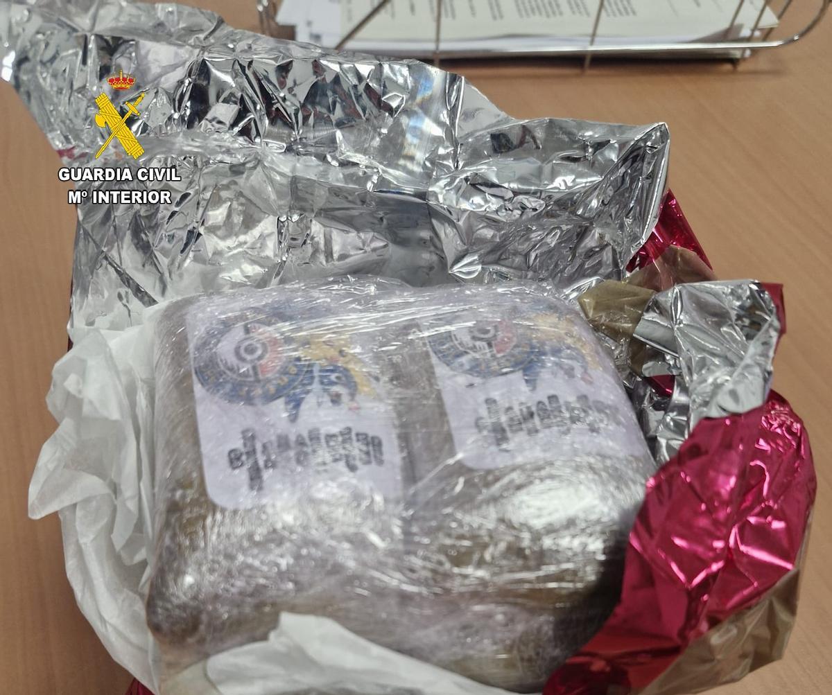 El envoltorio hallado por los agentes.