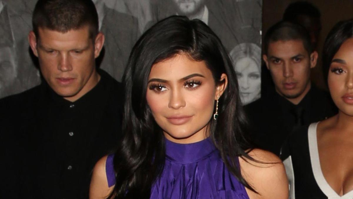 Kylie Jenner con un vestido morado complicado de llevar