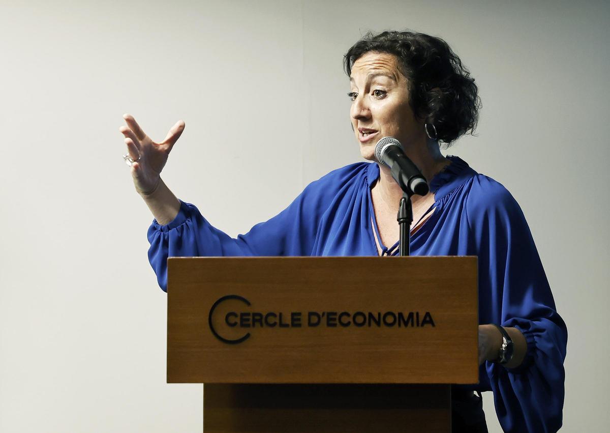 La consellera de Economia de la Generalitat, Alícia Romero durante su intervención en un acto en el Cercle d'Economia para presentar el consorcio de inversiones , 20de abril de 2026