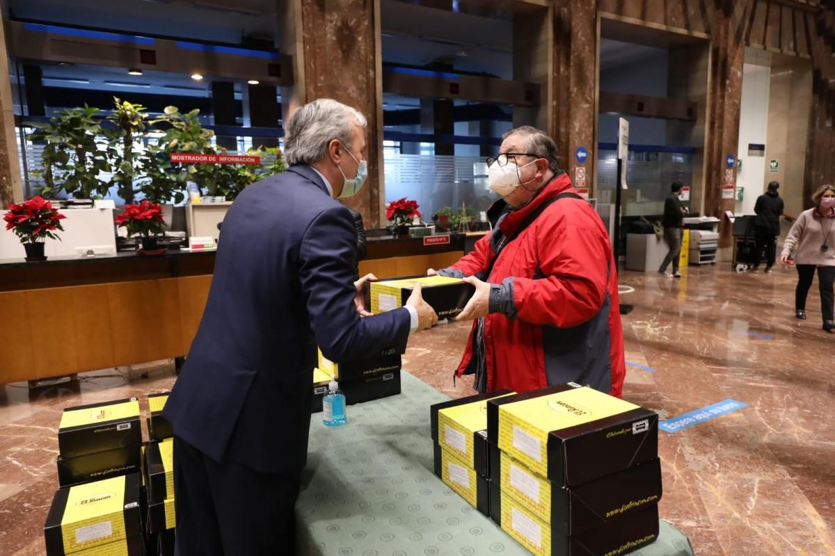 EL PERIÓDICO DE ARAGÓN entrega sus 150 roscones en el Día de San Valero y acerca la tradición a los comedores sociales