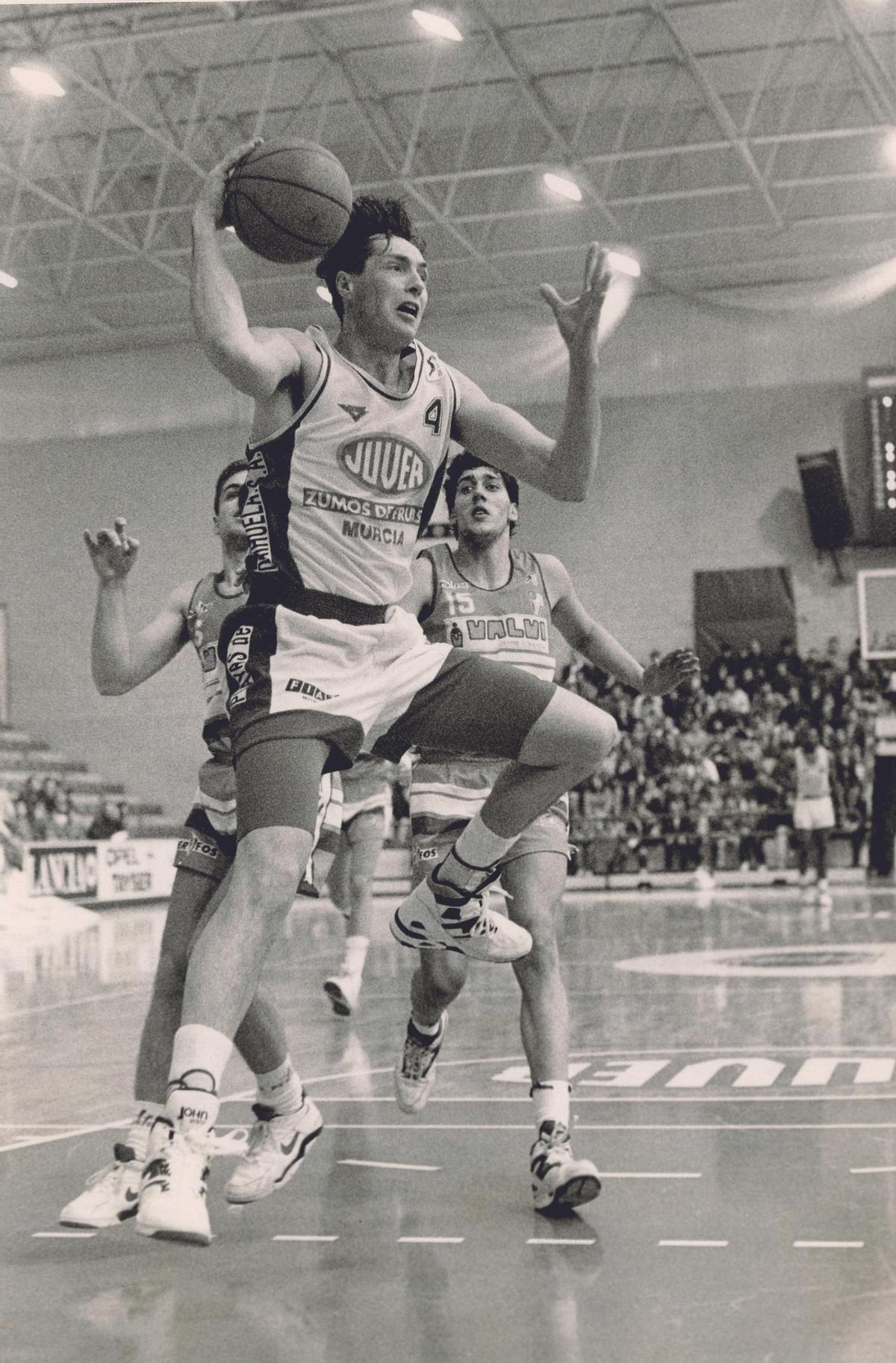 Ralph McPherson, en un partido Juver Murcia-Valvi Girona de la temporada 1991-1992