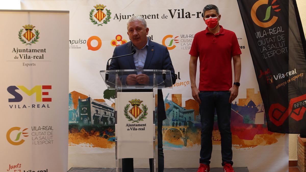 El concejal de Deportes de Vila-real, Serralvo, junto a Manu García, responsable de Infinitri, este miércoles.