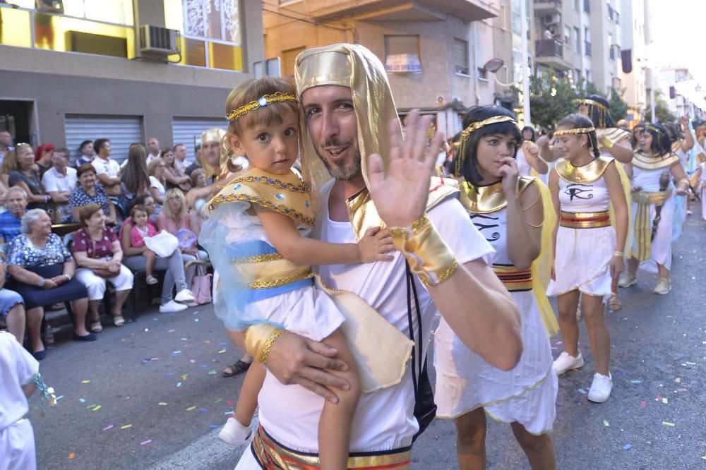 El popular desfile de la Gran Charanga en Elche reúne a más de 4.500 participantes