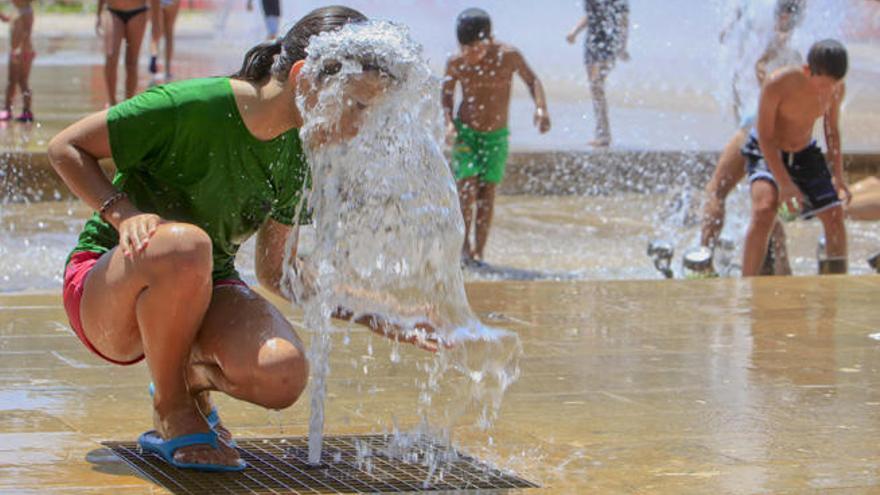 Niños jugando en una fuente.