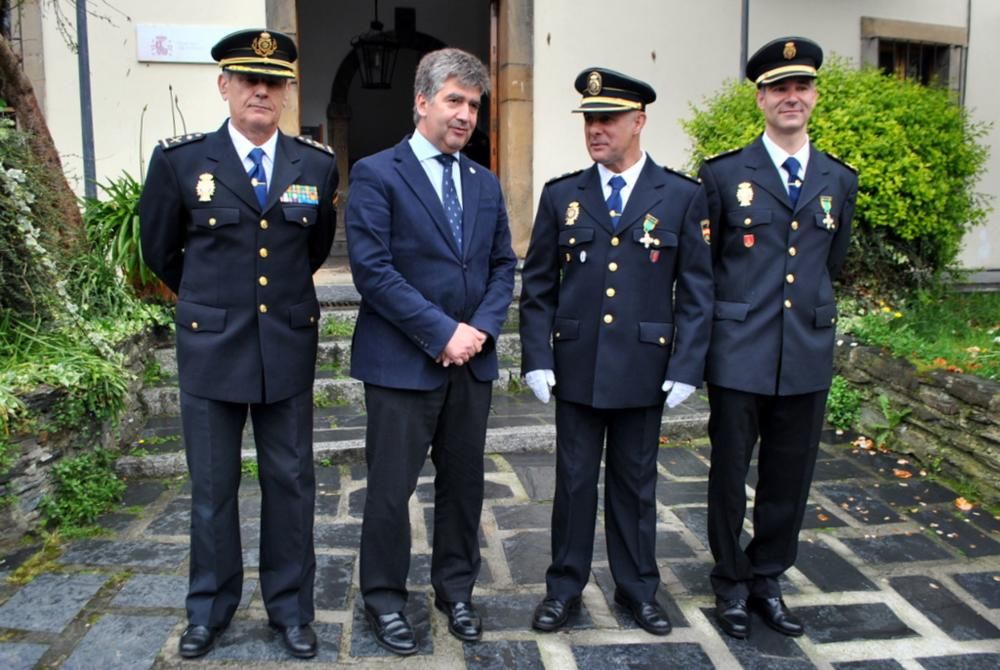 Ignacio Cosidó en la comisaría e Luarca para distinguir a dos agentes: Francisco García e Ignacio González- Cachón