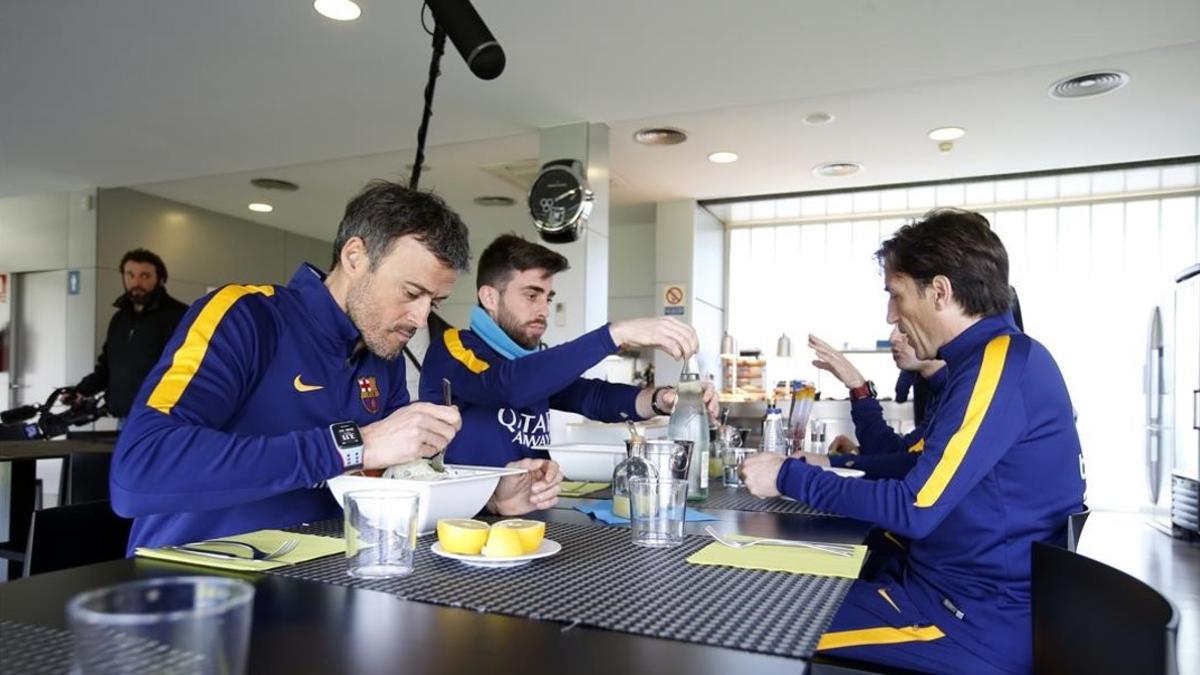Luis Enrique, sentado a la mesa junto a sus colaboradores en la Ciutat Esportiva Joan Gamper, en un momento de la filmación del documental que se emite este martes.
