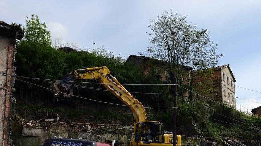 Derribo de una vivienda en Turón.