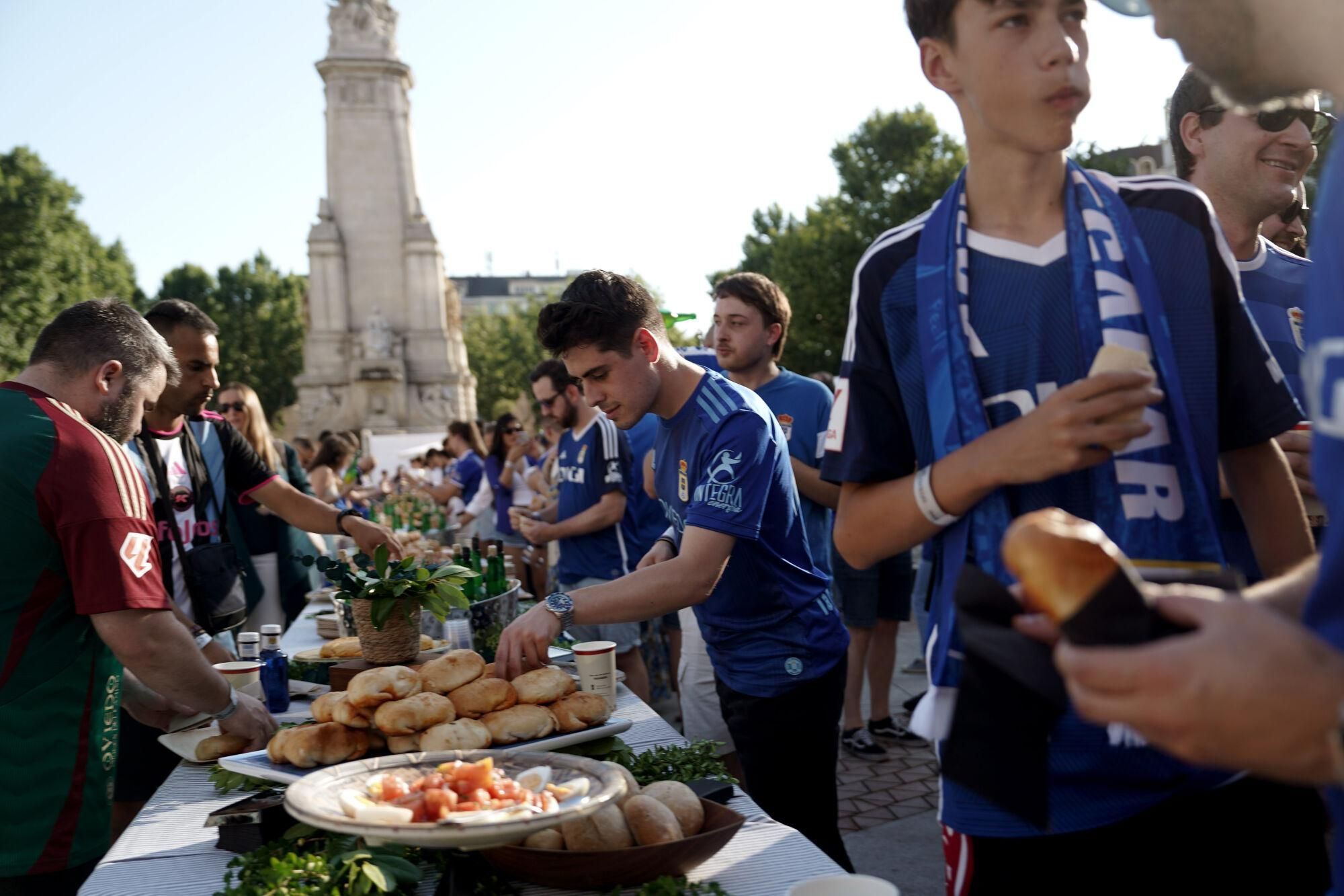 Así fue la fiesta del ascenso del Real Oviedo en Madrid.