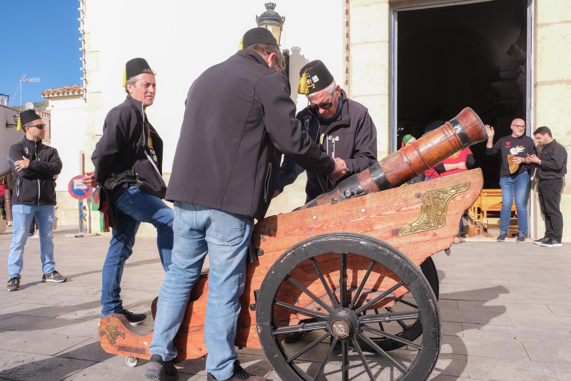 Fiesta de Els Capitans y desfile de abanderadas de Moros y Cristianos de Petrer, en imágenes