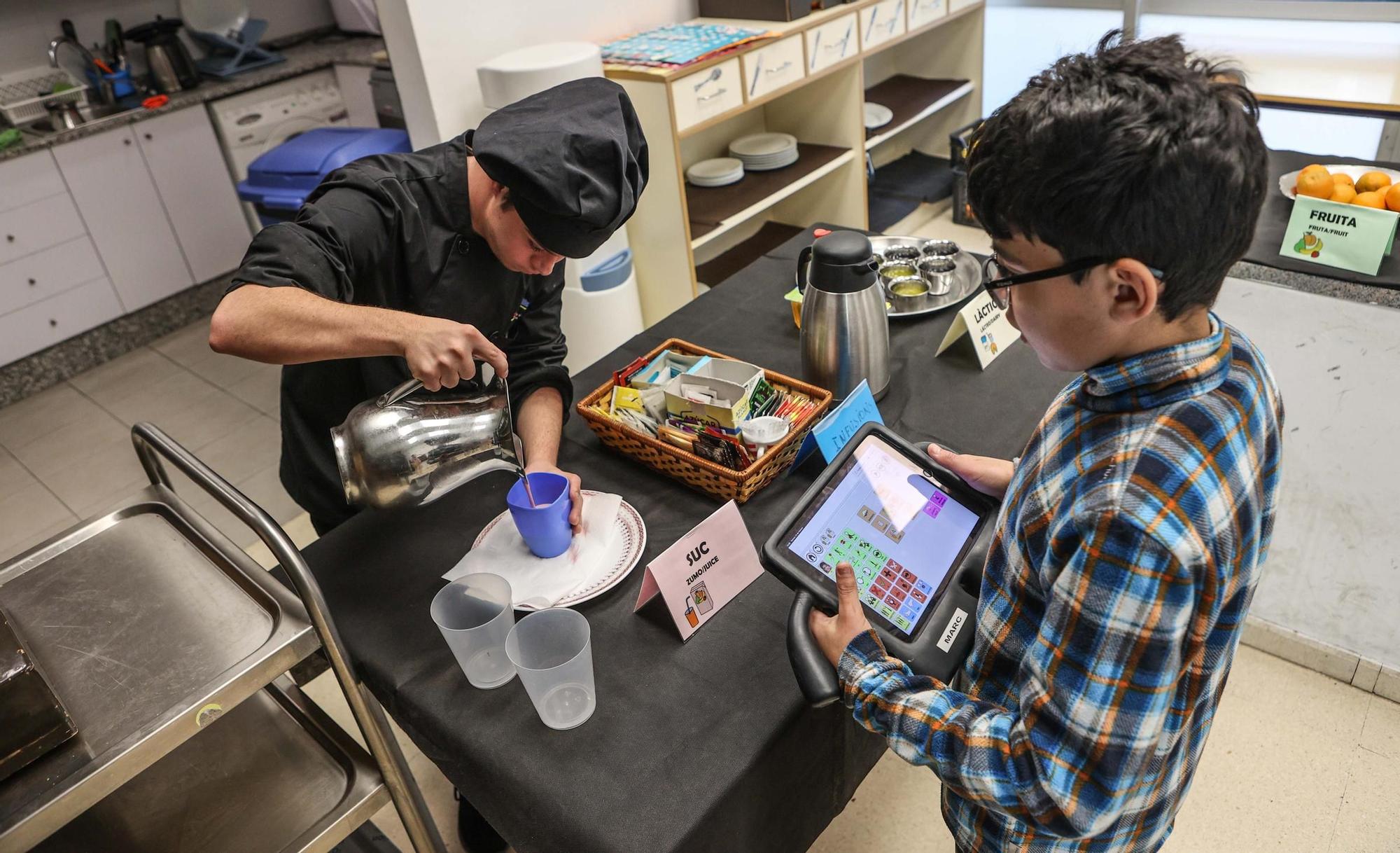 Los beneficios de la equinoterapia y las tabletas para los alumnos del Tomàs Llàcer