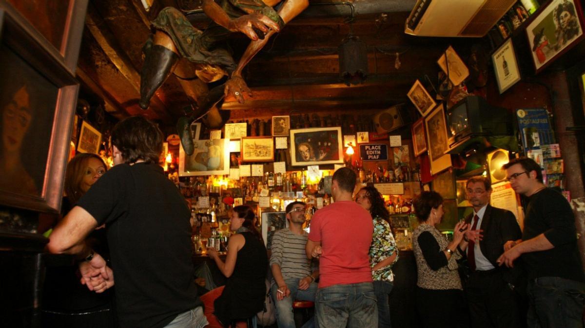 Ambiente del mítico bar Pastís en el año 2007.