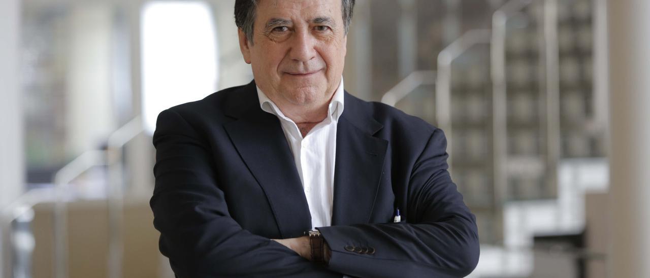 Luis Landero en la redacción del periódico Levante-EMV.