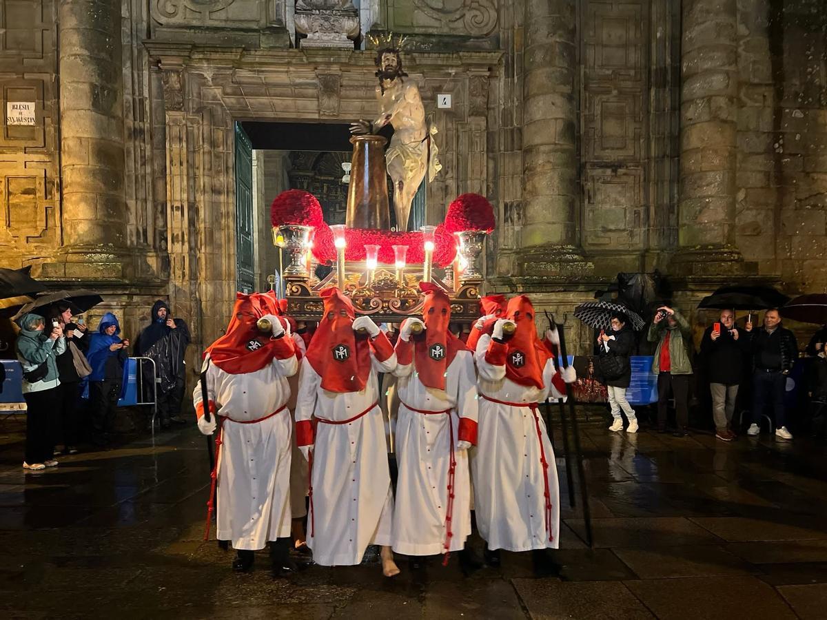 La cofradía del Flagelado vence al mal tiempo