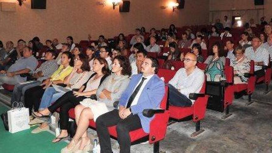 El público, con las autoridades en primer término, llenó la sala durante el Fòrum.