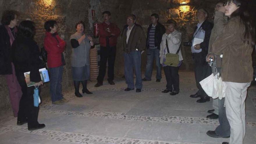 Turistas visitan la antigua bodega subterránea restaurada en el Ayuntamiento de Toro. Foto