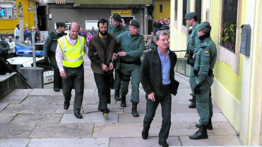 Tomás Rodríguez, “Tomasín”, arrodiáu de guardias civiles, entra nel Xulgáu de Tinéu ente aplausos de los vecinos. | Pepe Rodríguez