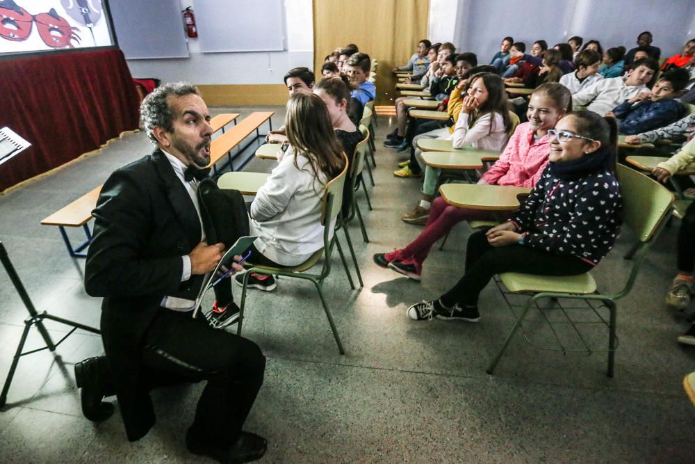 Los estudiantes del Colegio Nuestra Señora del Rosario de Torrevieja conocen la lírica de la mano de Pablo López en un programa que recorre todos los colegios públicos de la ciudad de la mano del Patr