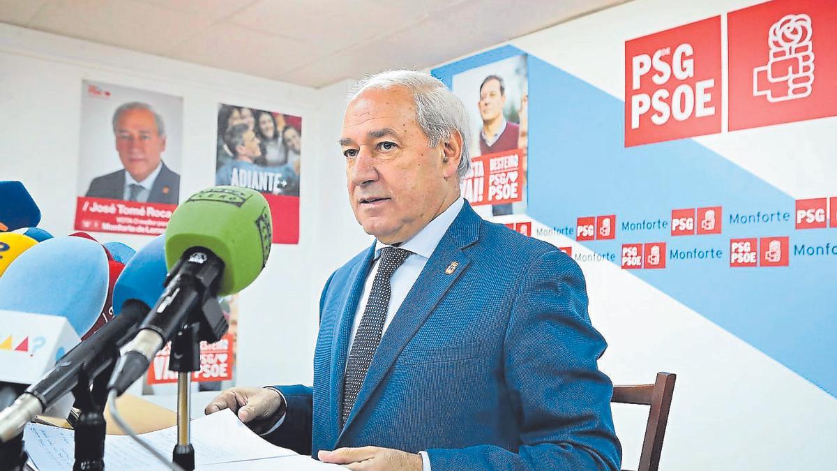 José Tomé, ayer, en la sede del PSOE en Monforte, anunciando su dimisión.