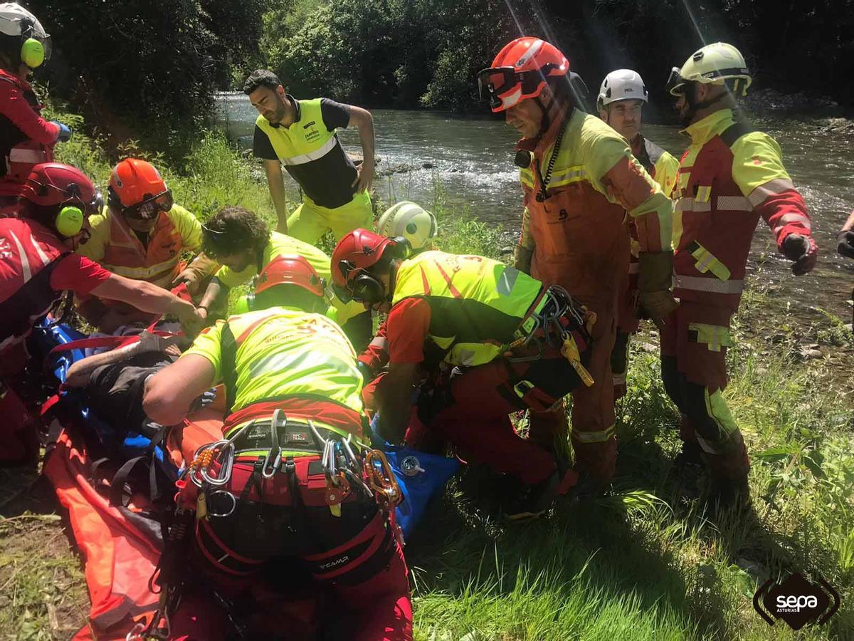 El rescate del herido en Peñamellera Baja.