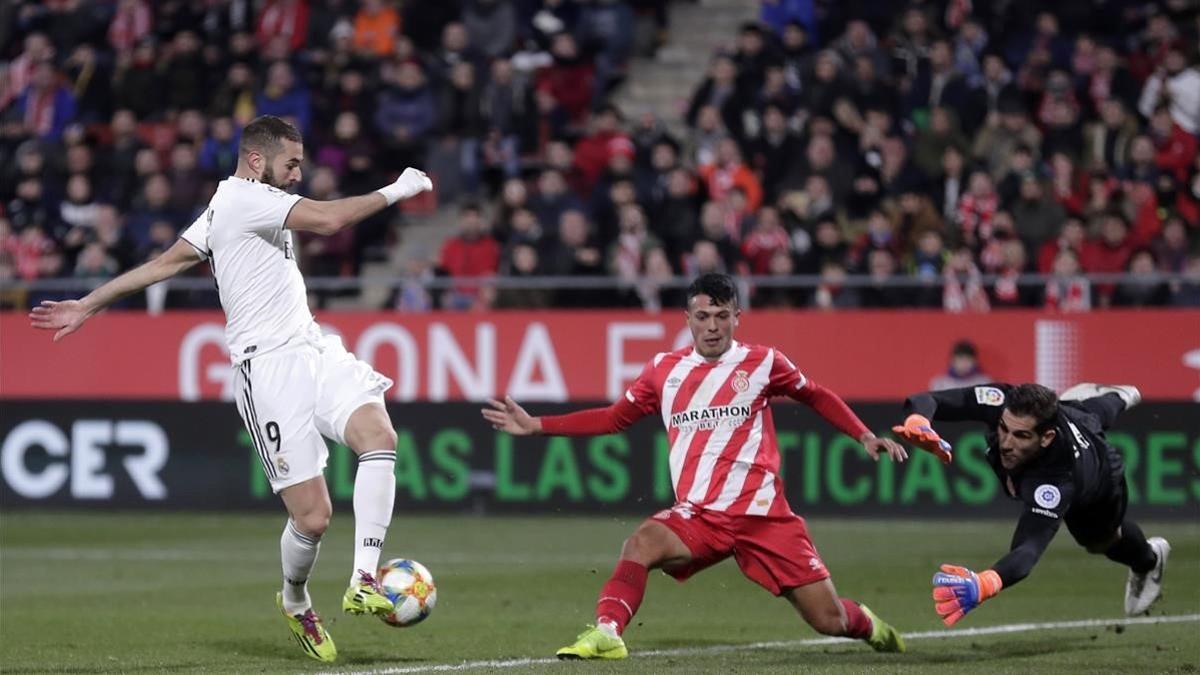 Benzema  intenta un remate en presencia de Porro y el meta Gorka