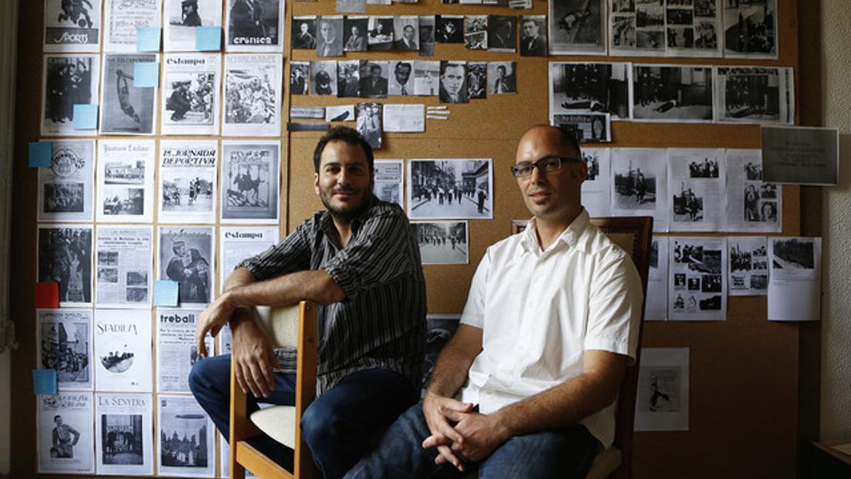 Andrés Antebi y Pablo González, del Observatori de la Vida Quotidiana, frente a un panel con imágenes de fotógrafos catalanes del primer tercio del siglo XX.