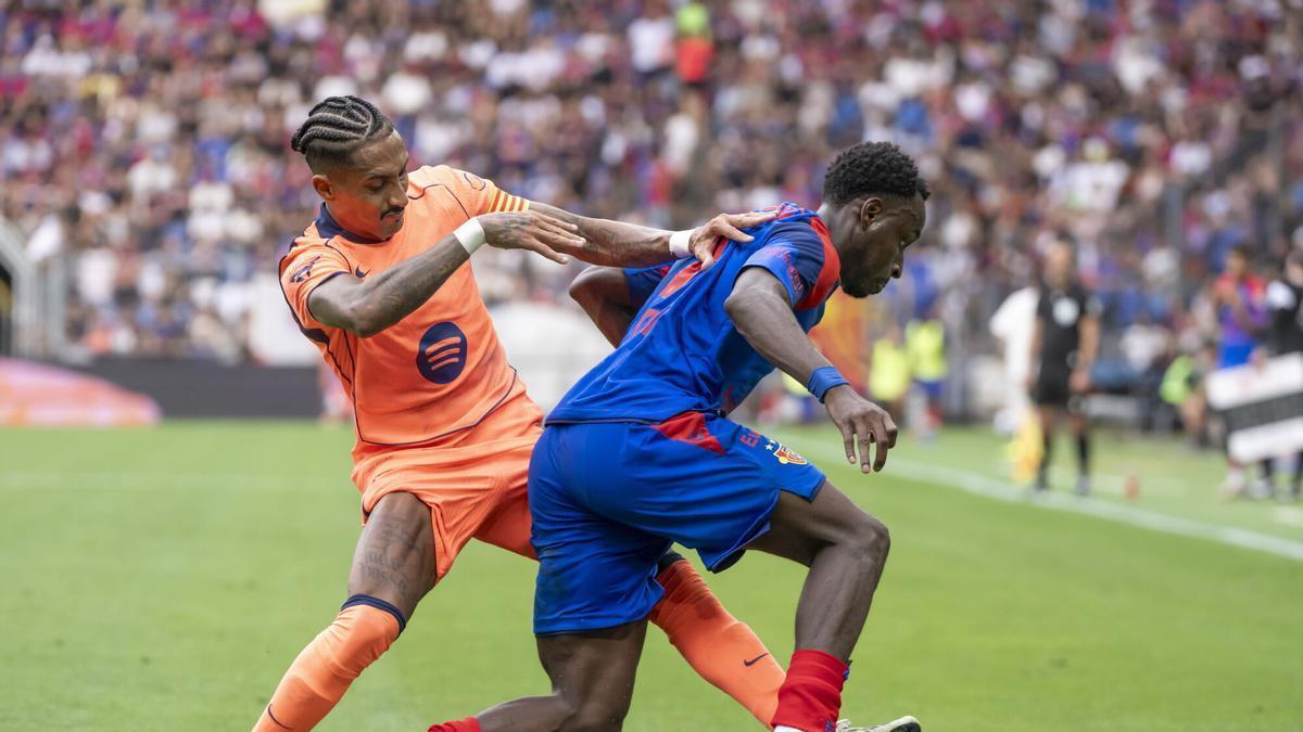 Raphinha presiona a Philip Otele durante el amistoso entre el Basilea y el Barça disputado en la ciudad suiza.