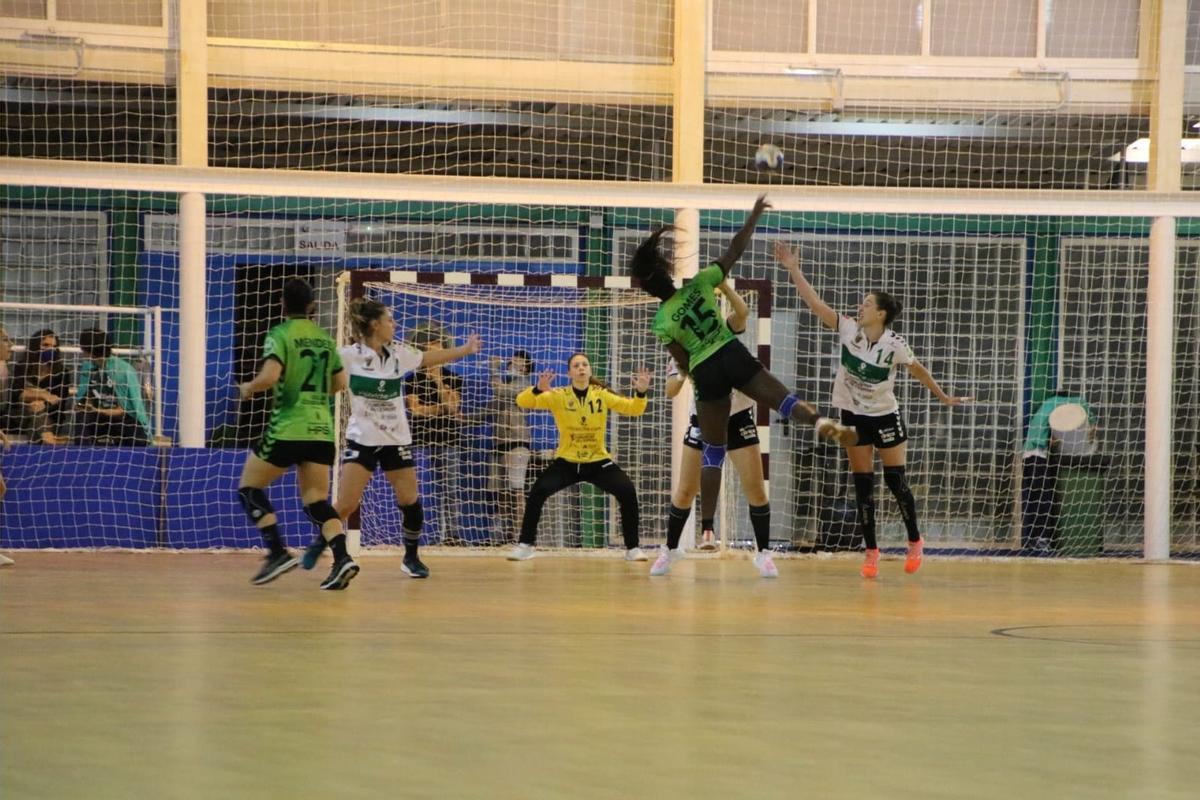 Gomes realiza un lanzamiento lejano.| CBM ELCHE