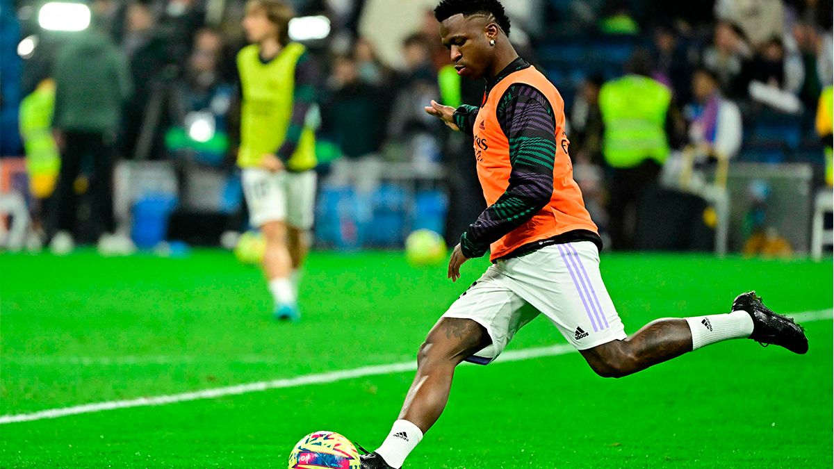 Vinicius calienta antes del encuentro ante el Valencia y luce unas botas negras