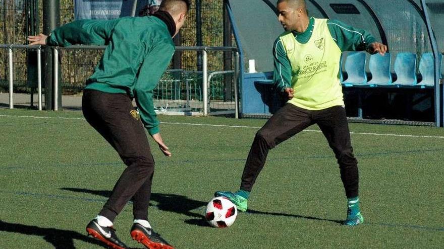 Thaylor, del Coruxo, durante el entrenamiento de ayer en el campo de Fragoselo. // R.R.