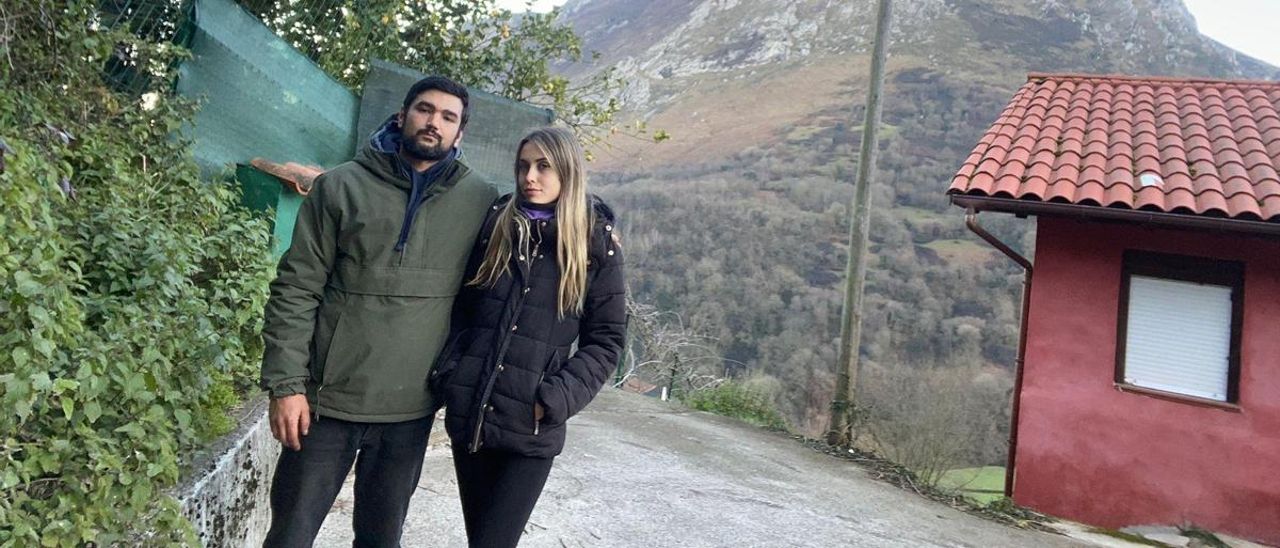 Rubén Causapie y Patricia García, en los accesos a El Vallín