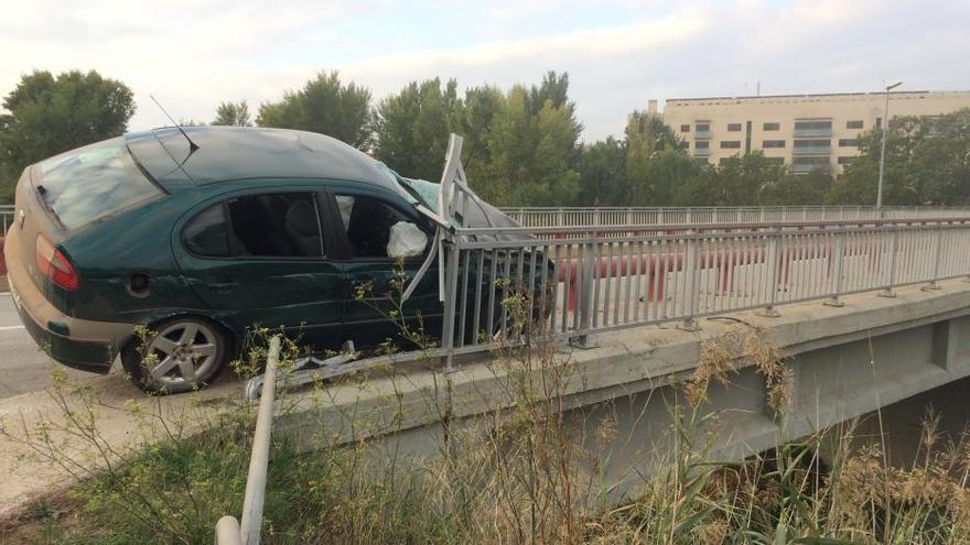 Espectacular accident d&#039;un cotxe a l&#039;entrada de Sant Joan