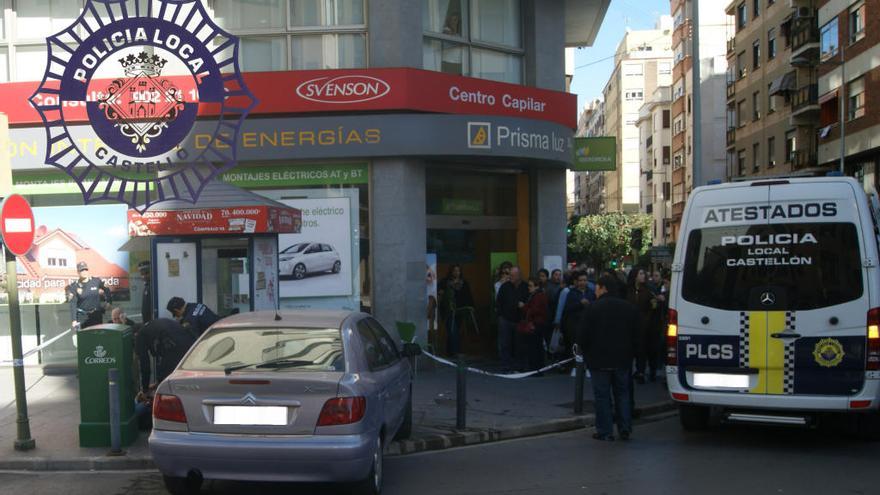 Dos heridos al empotrarse un coche contra un quiosco de la ONCE en Castelló