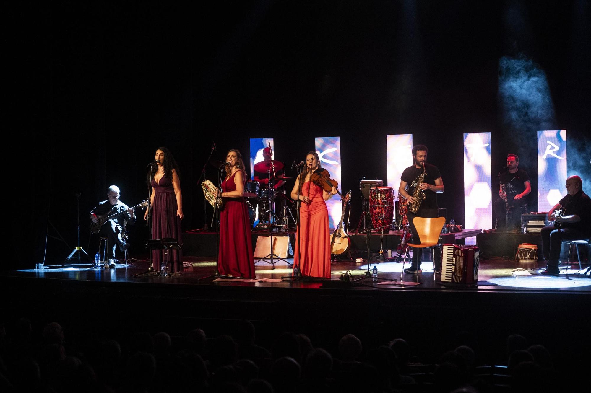 El veterano grupo Acetre estrenó su nuevo proyecto en el Gran Teatro de Cáceres