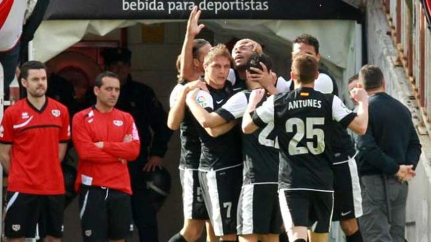 Los jugadores del Málaga celebran su victoria en Vallecas.