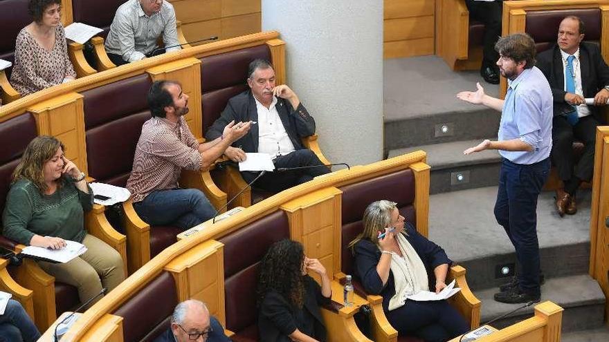 El alcalde arteixán, de pie, discute con Daniel Díaz, edil de Marea Atlántica, en un pleno provincial en 2017.