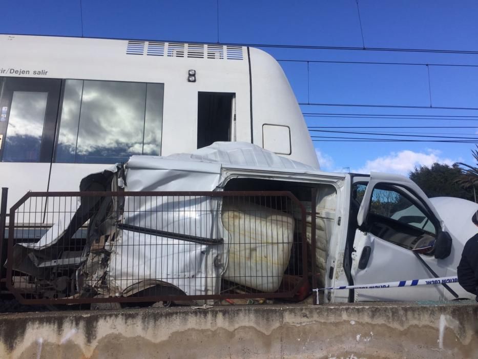 El metro arrolla una furgoneta en Paterna