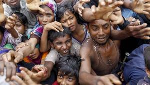 Desplazados rohinyas en un campo de refugiados de Bangladés.