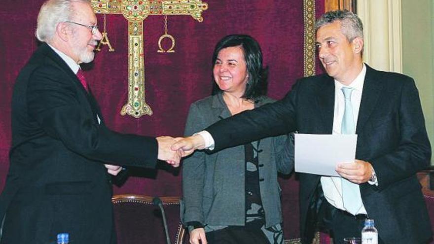 De Cózar, a la derecha, saluda al presidente de la SIBI, Marcelo Palacios, en presencia de María Jesús Álvarez.