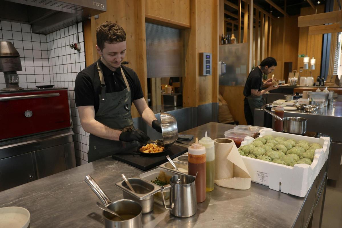 Cocineros trabajando.