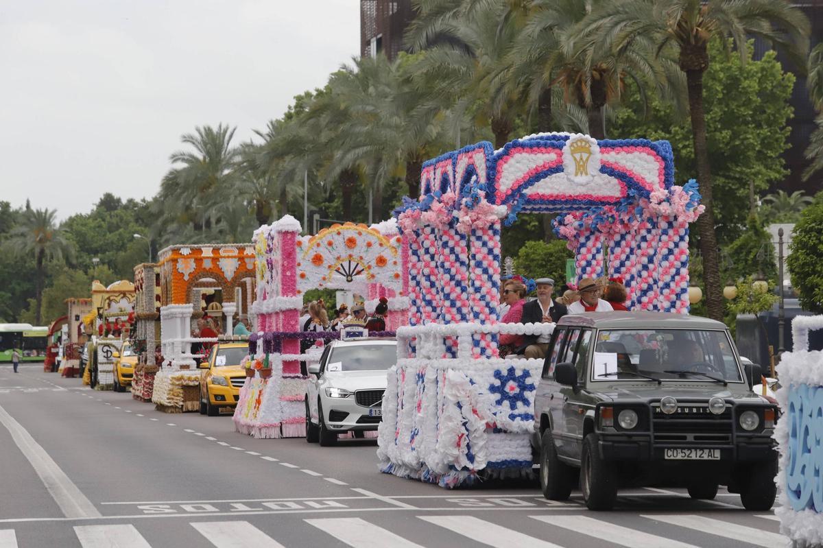 Las carrozas en la avenida de La Victoria, camino del santuario de la Virgen de Linares.