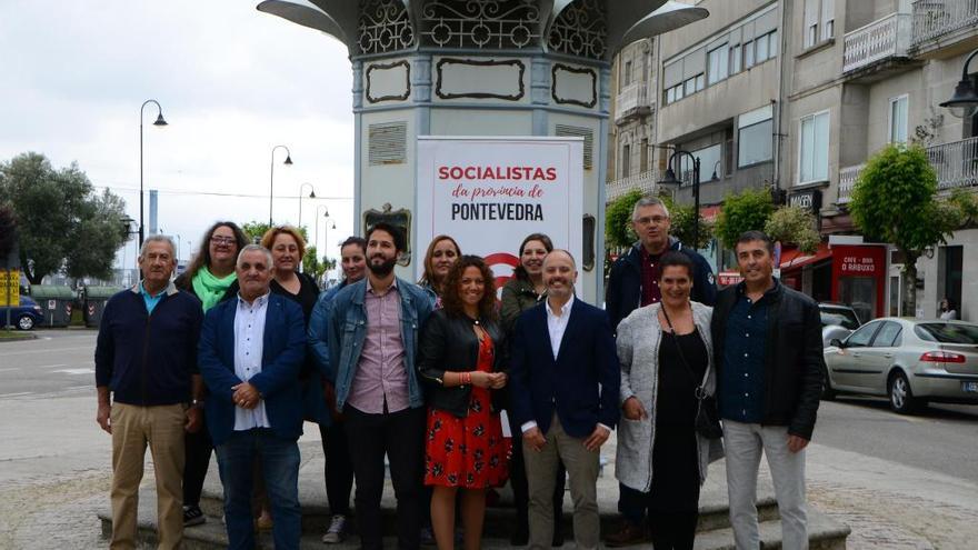 Regades (tercero izda.) y Ana Belén Martín con resto de candidatos de Cangas, en el reloj de la alameda.//G.N.