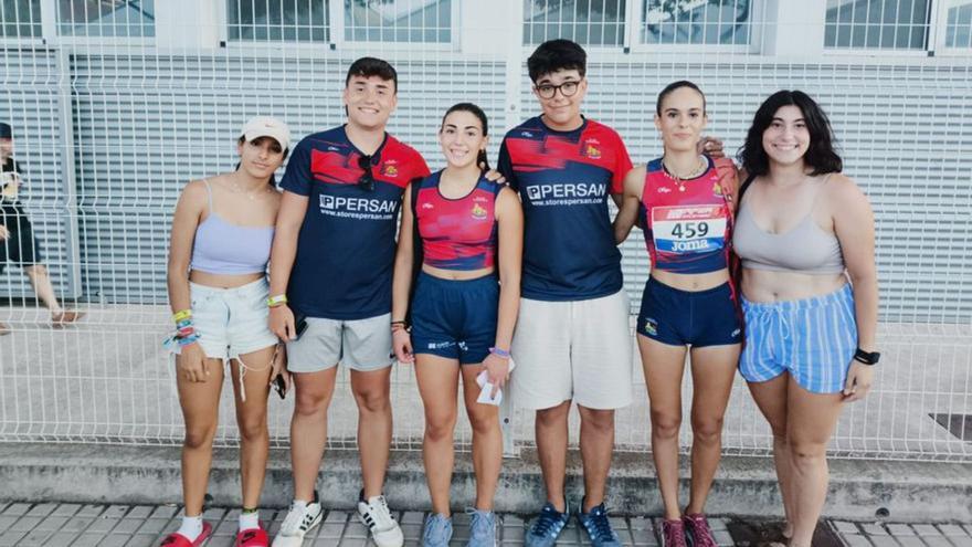 Los atletas del Club Ourense Atletismo. |  // FDV