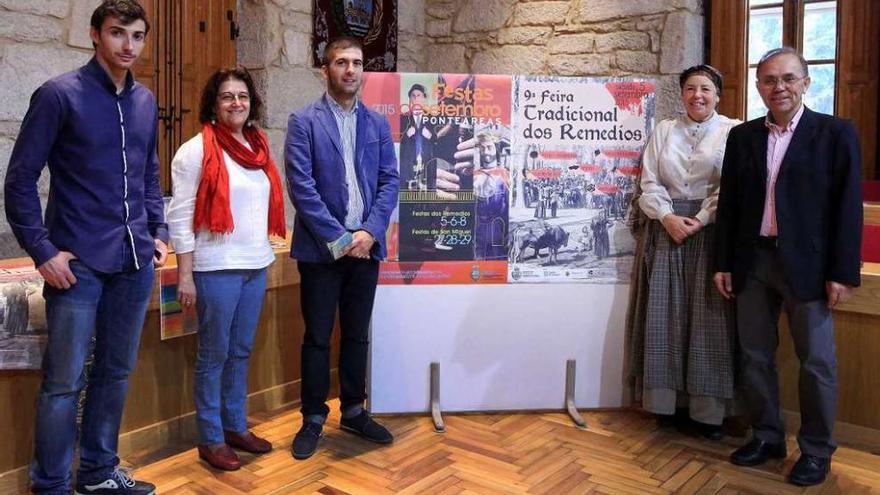 Presentación del programa de fiestas, ayer, en el Concello de Ponteareas. // A. Hernández