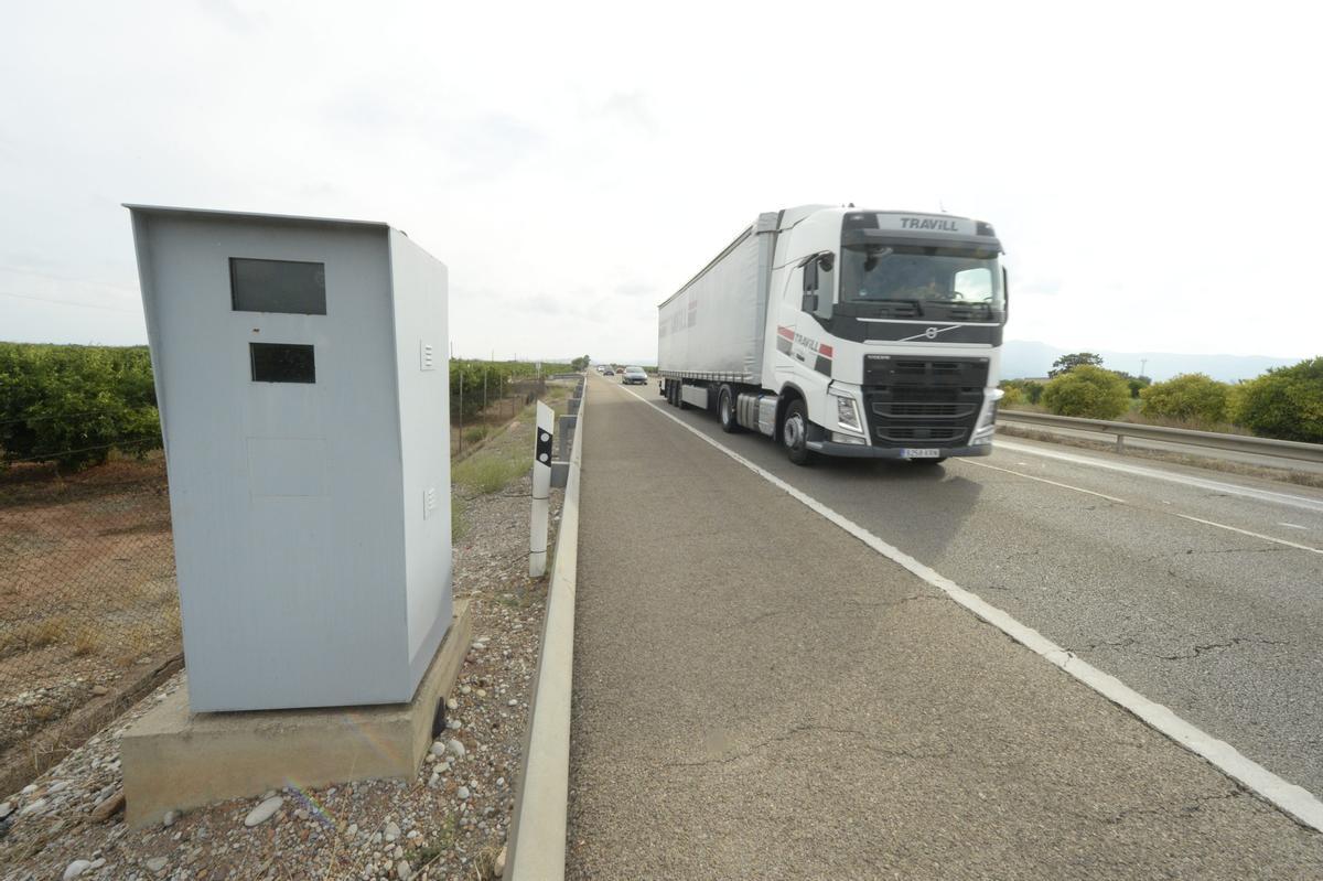 Un camión pasa frente a un radar fijo