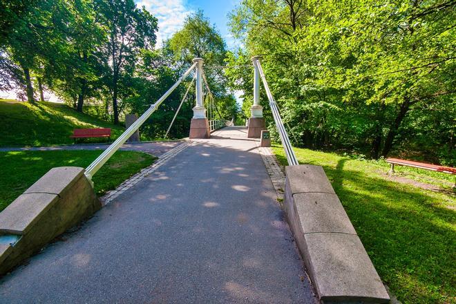 Aamodt bru puente colgante situado en el barrio de Grünerløkka de Oslo, Noruega